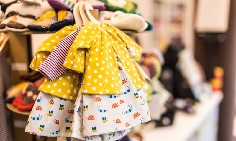 Gelbes Kleid für Babys in einem Geschäft