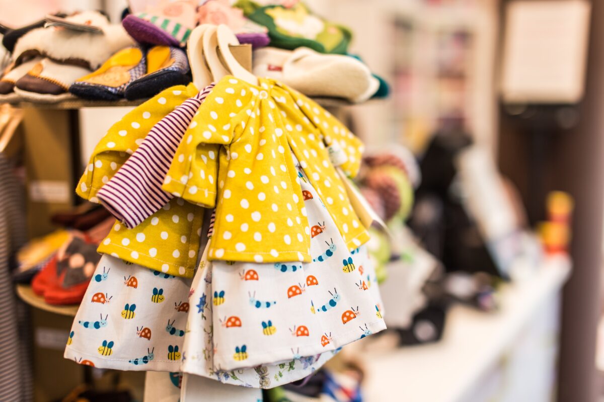 Gelbes Kleid für Babys in einem Geschäft