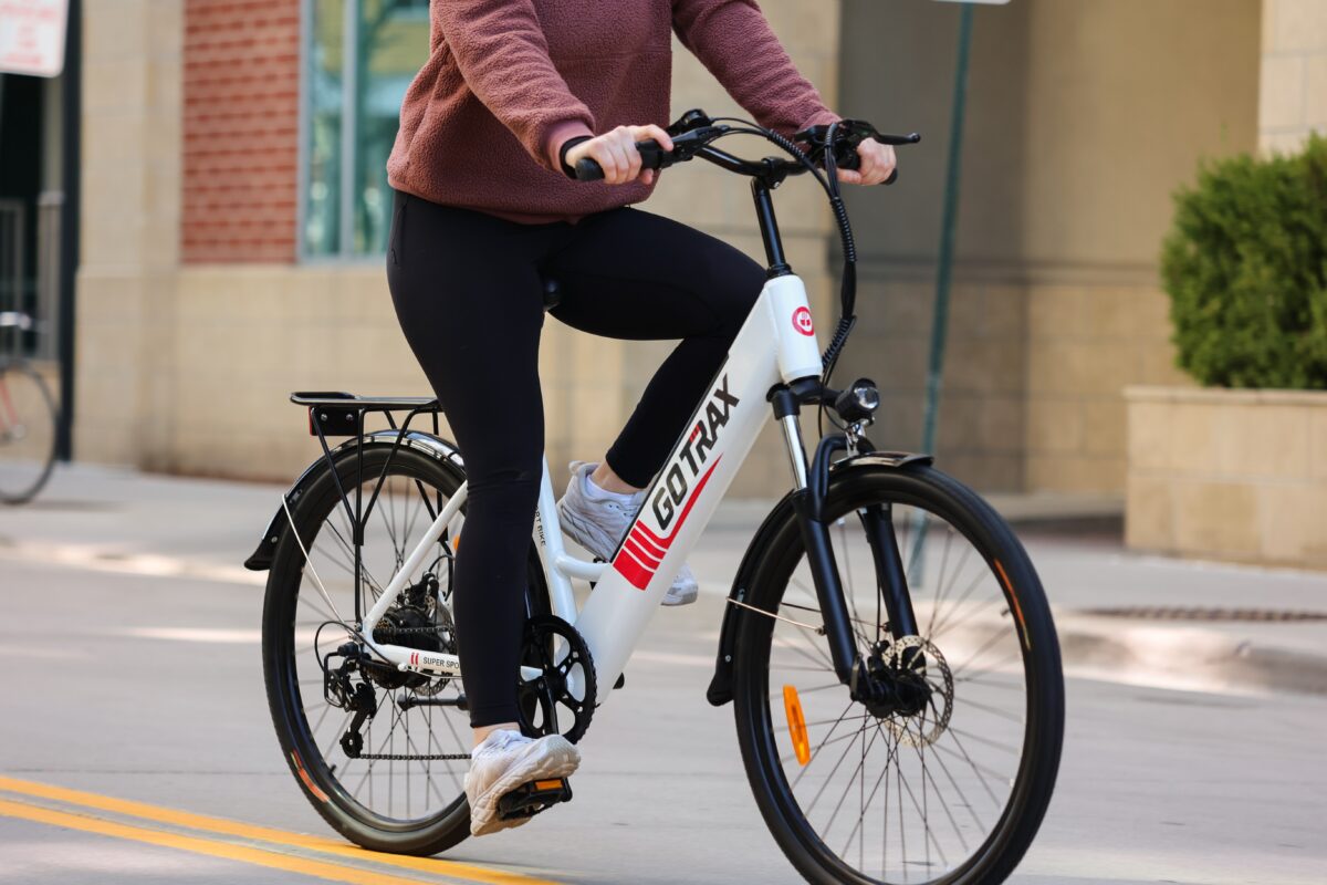 Frau auf einem E-Bike in der Stadt