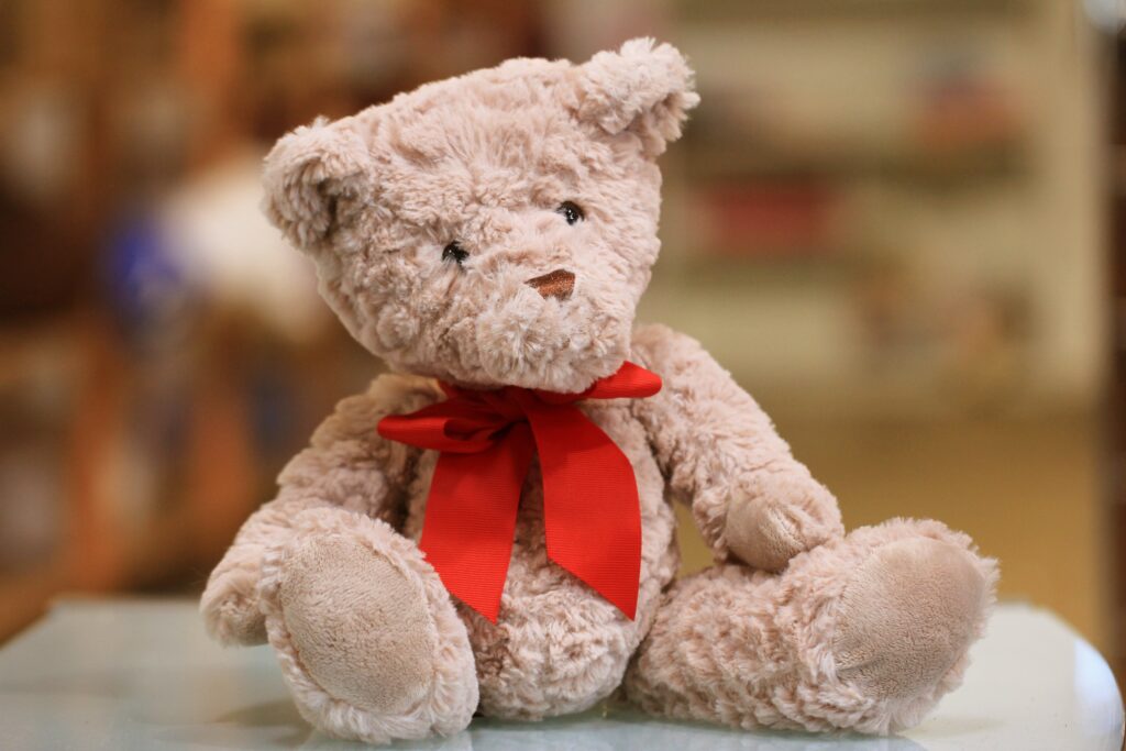 Ein Plüsch-Teddybär mit roter Schleife