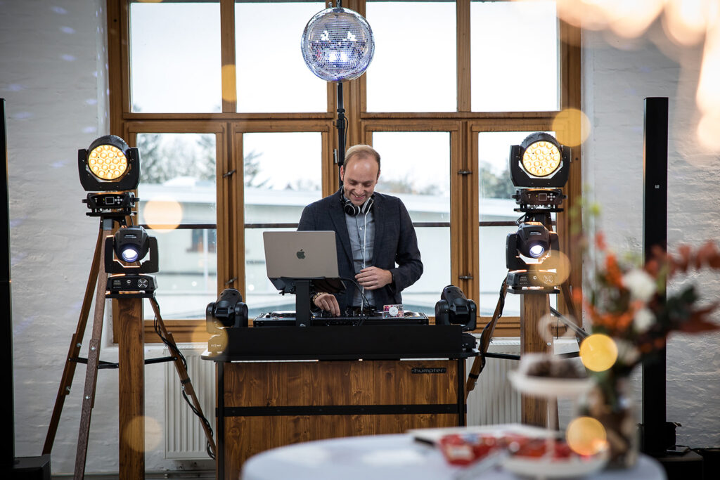 Dresdner DJ am DJ Pult auf einem Event. 