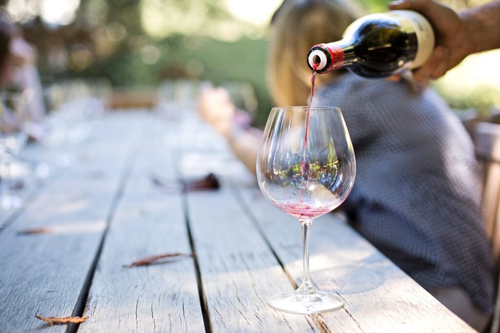 Zum Herbst- und Weinfest in Radebeul wird der Wein in Gesellschaft genossen.