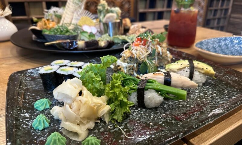 Eine große Sushi-Platte und Getränke des Ogimi