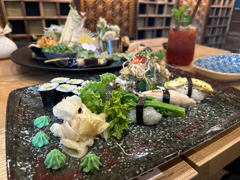 Eine große Sushi-Platte und Getränke des Ogimi