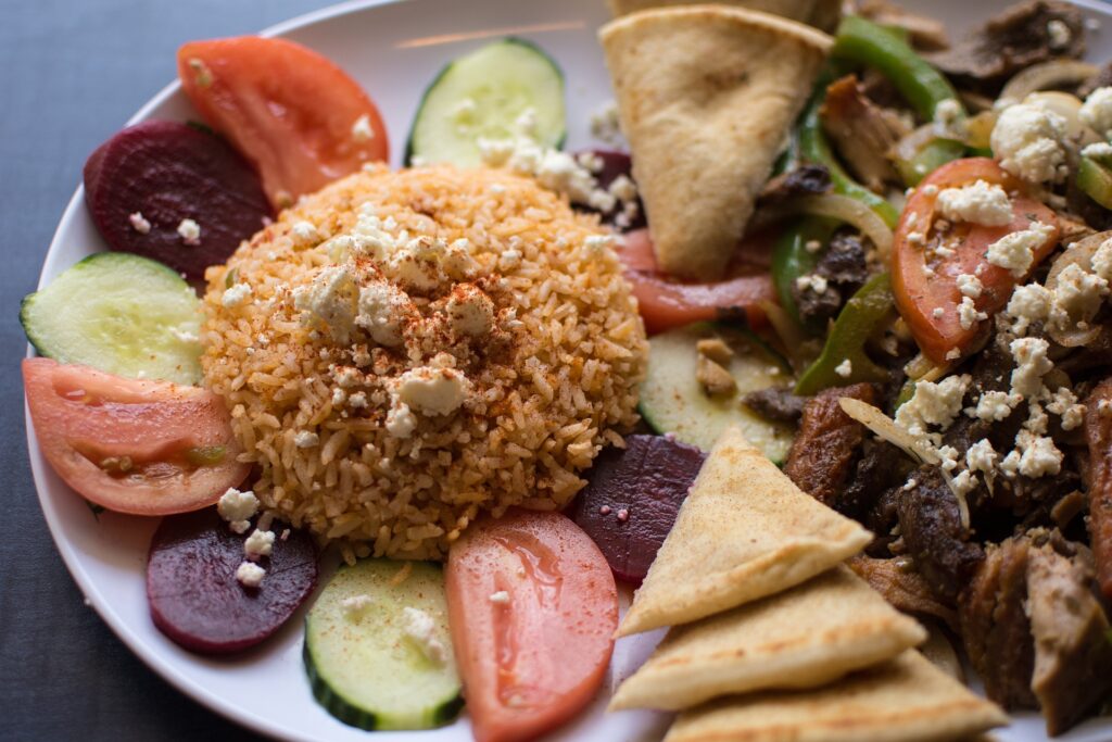 Ein Teller mit gemischten griechischen Speisen.