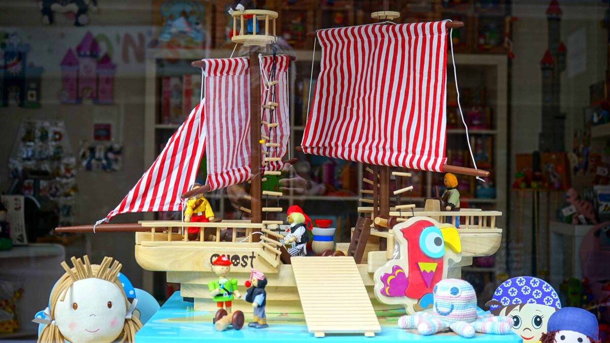 Ein Schaufenster mit Piratenschiff und Puppen