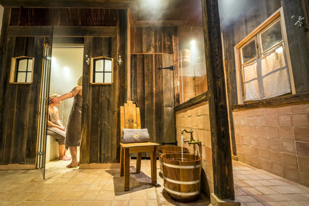 Der rustikale Saunabereich mit Holzverkleidungen des Hotels Goldenes Fass.