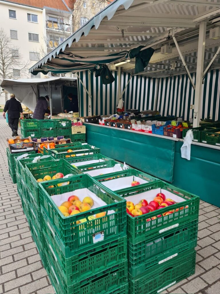 Wochenmarkt am Münchner Platz in Dresden mit frischem Gemüse