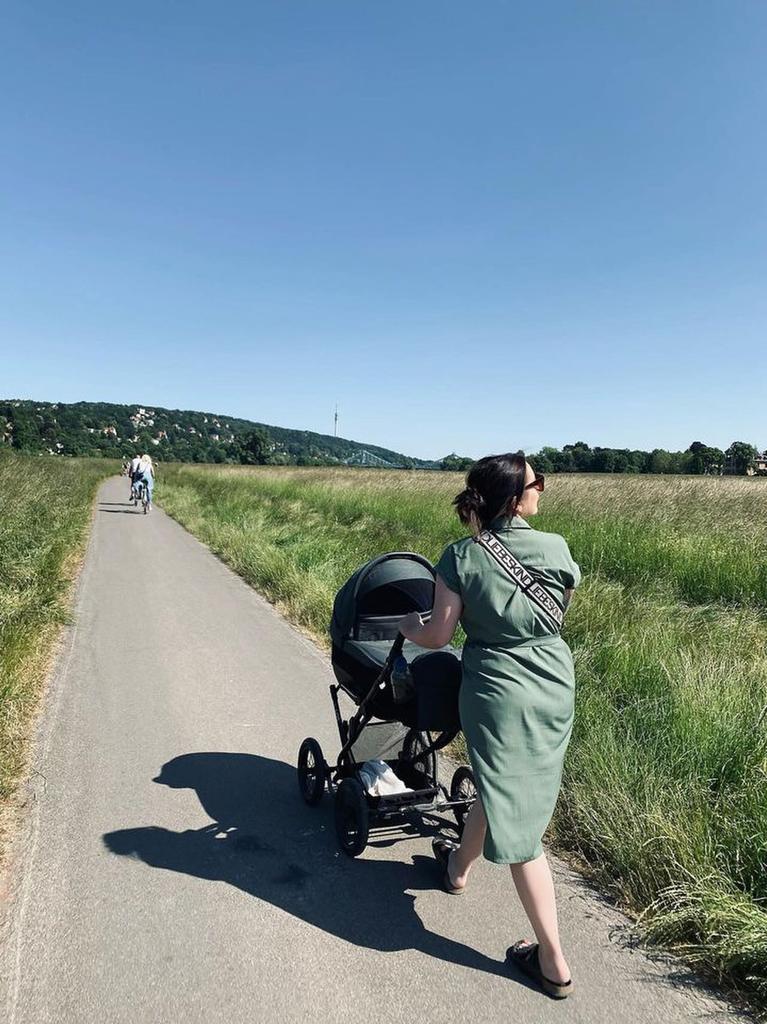 Mit einem Kinderwagen von Babymar Dresden an der Elbe entlang spazieren.