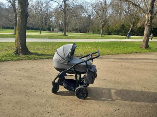 Mit einem Kinderwagen von Babymar Dresden durch den Großen Garten.