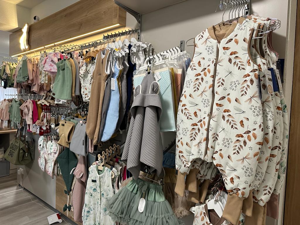 Babyboom Auswahl im Geschäft Babykleidung