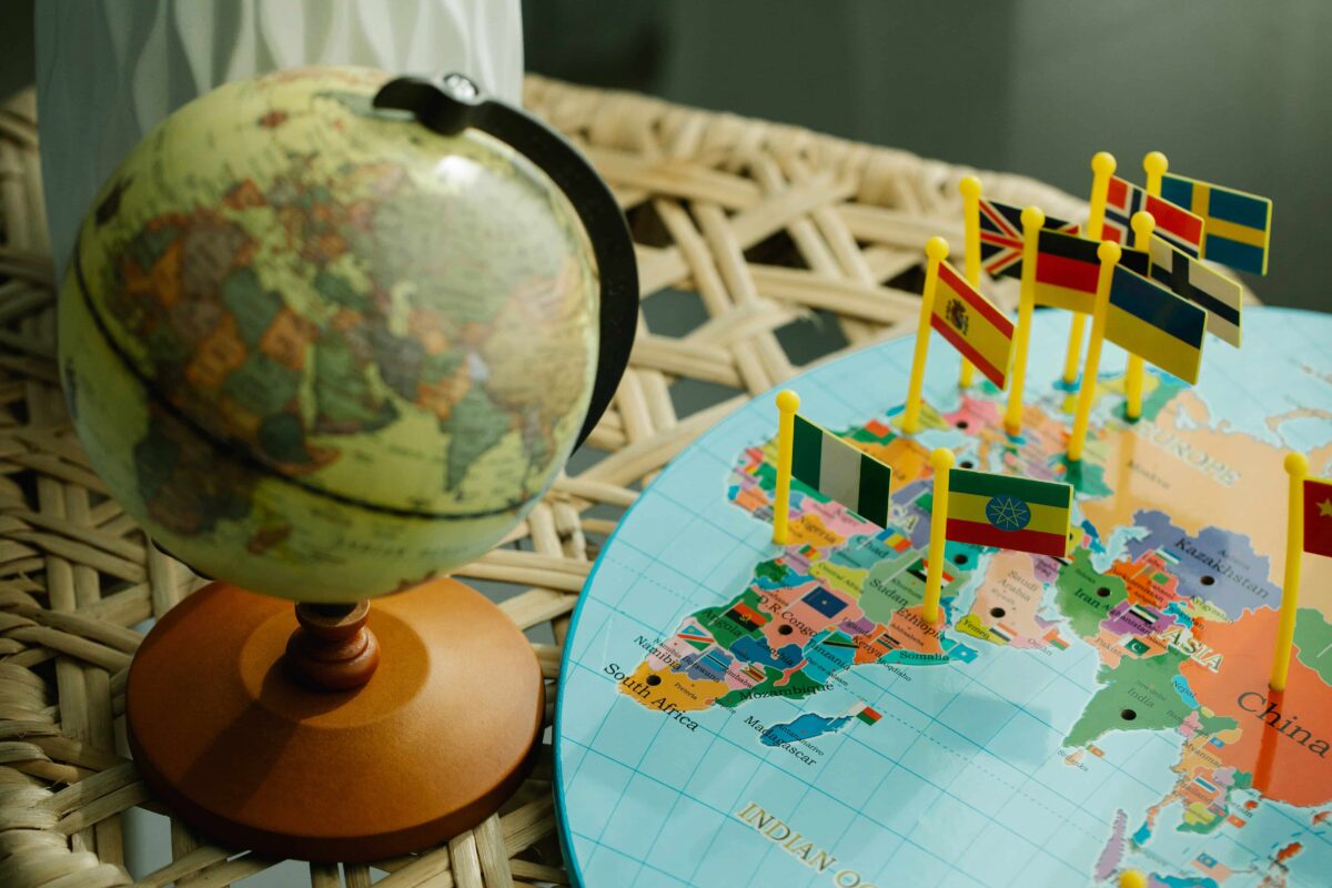 Ein Globus und eine Weltkarte mit verschiedenen Flaggen