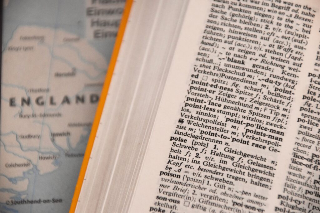 Ein deutsch-englisches Wörterbuch vor einer Landkarte