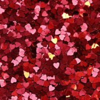 Viele rote und glänzend rote Herzen auf einem Haufen: Valentinstag in Dresden.