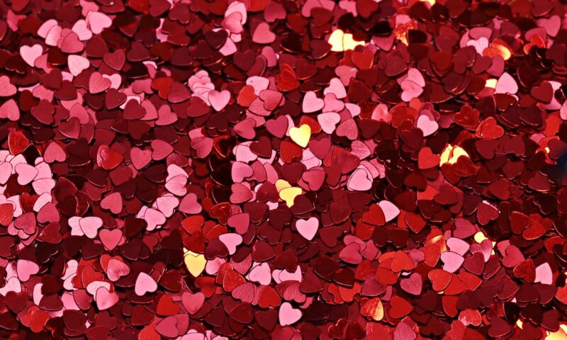 Viele rote und glänzend rote Herzen auf einem Haufen: Valentinstag in Dresden.