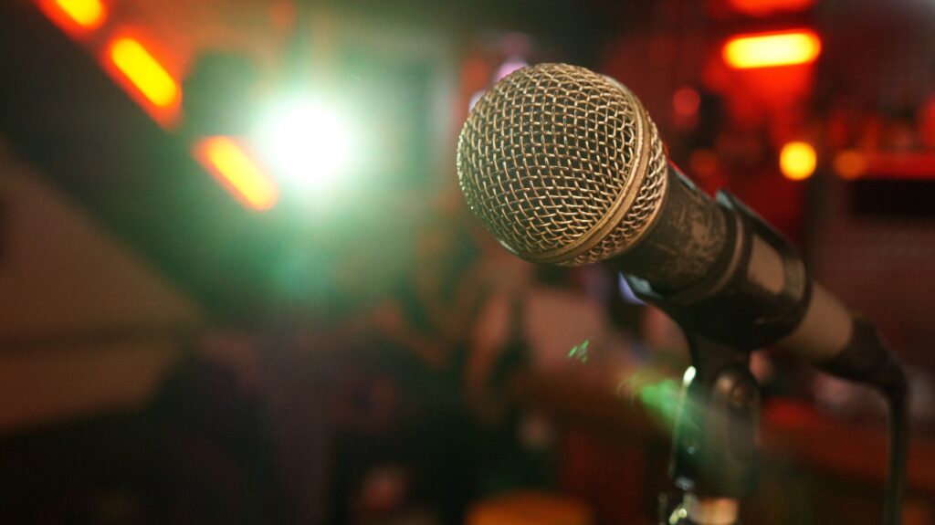 Mikrofon auf einer Bühne