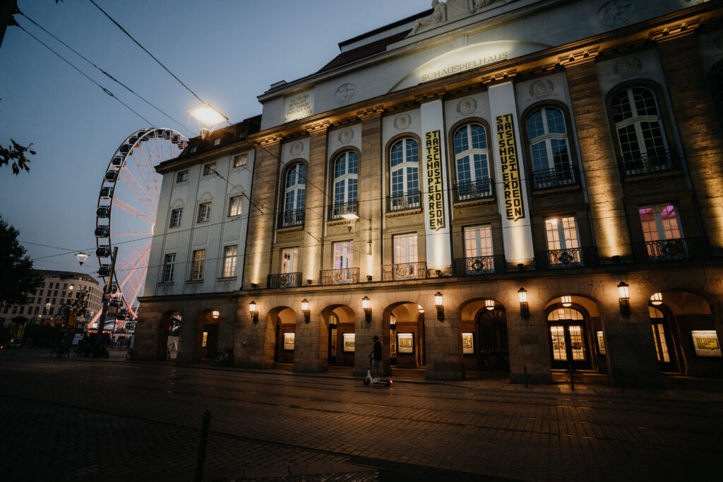 Das Dresdner Schauspielhaus während der Dämmerung