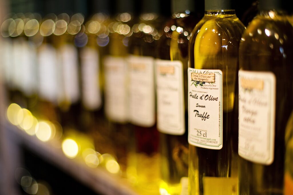 Ein Regal voller Flaschen mit teurem Olivenöl