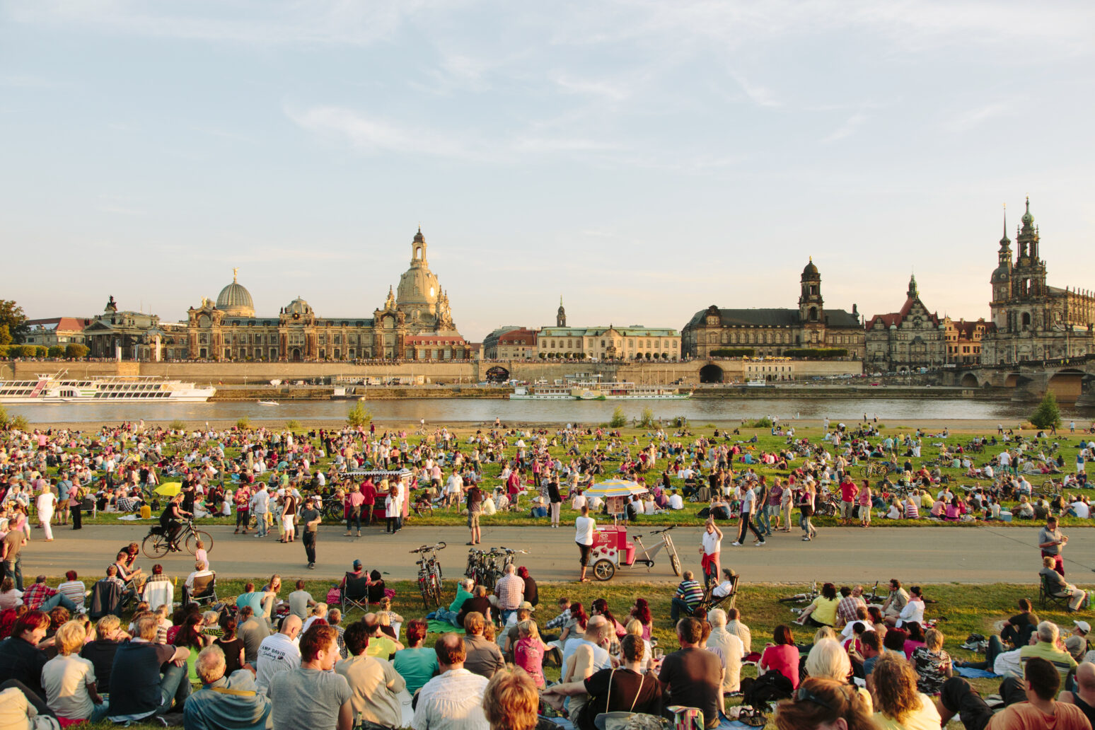 Dresdner Stadtfest am Elbufer mit Blick auf die Stadtsilhouette
