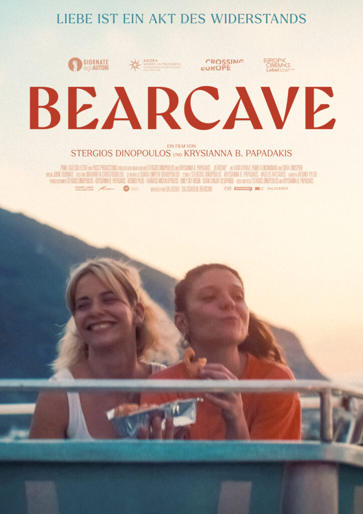 Kinoplakat von "Bearcave" mit zwei Frauen auf einem Boot