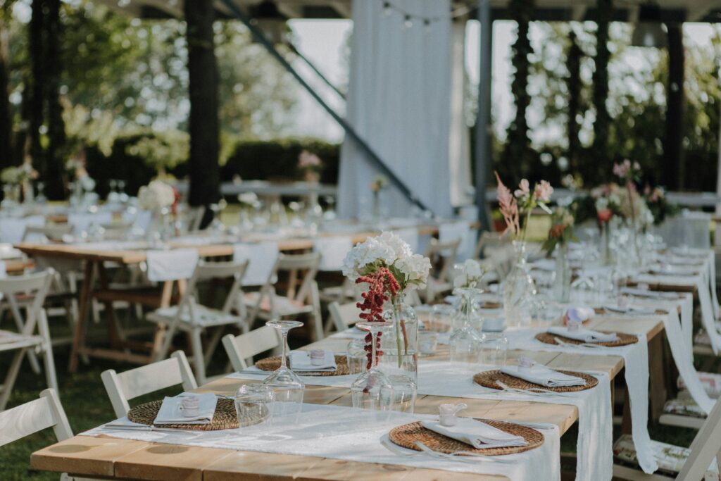 Eingedeckte Tische für eine Hochzeit