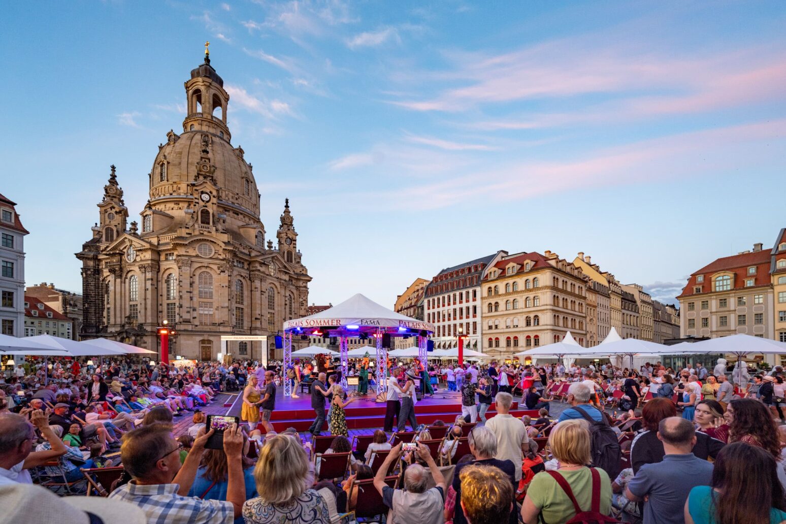 Bühne und Publikum am Neumarkt zum Palais Sommer