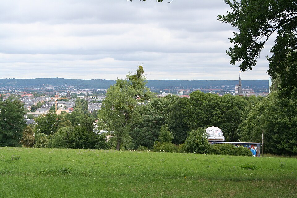 Weite Wiese im Bienertpark mit Blick auf Schulsternwarte und Dresden