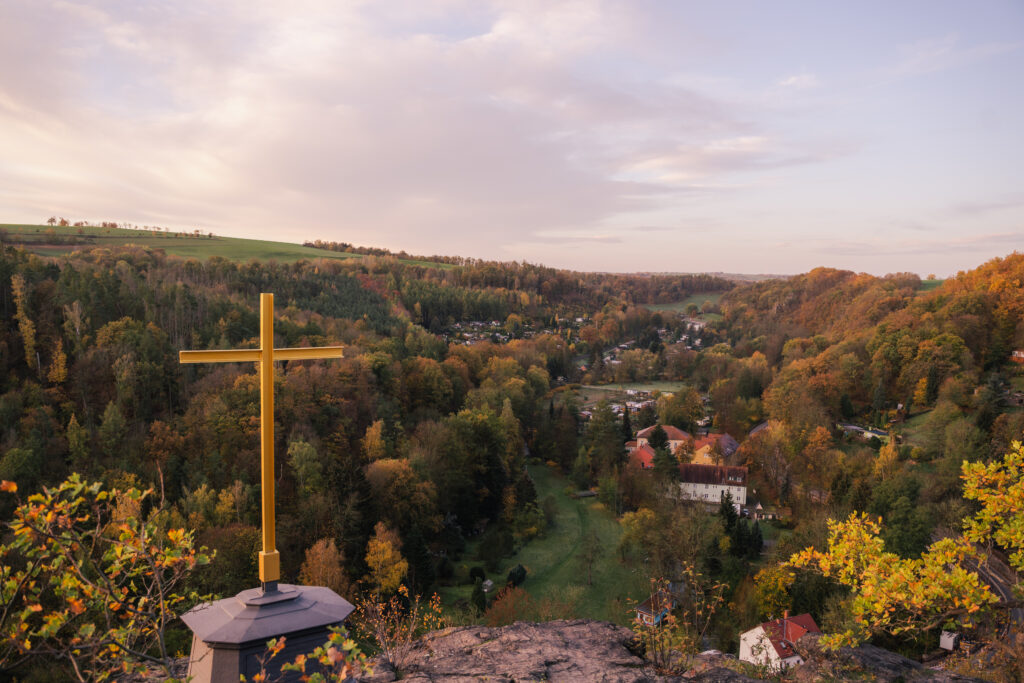 Götterfelsen bei Meißen mit Gipfelkreuz im Herbst