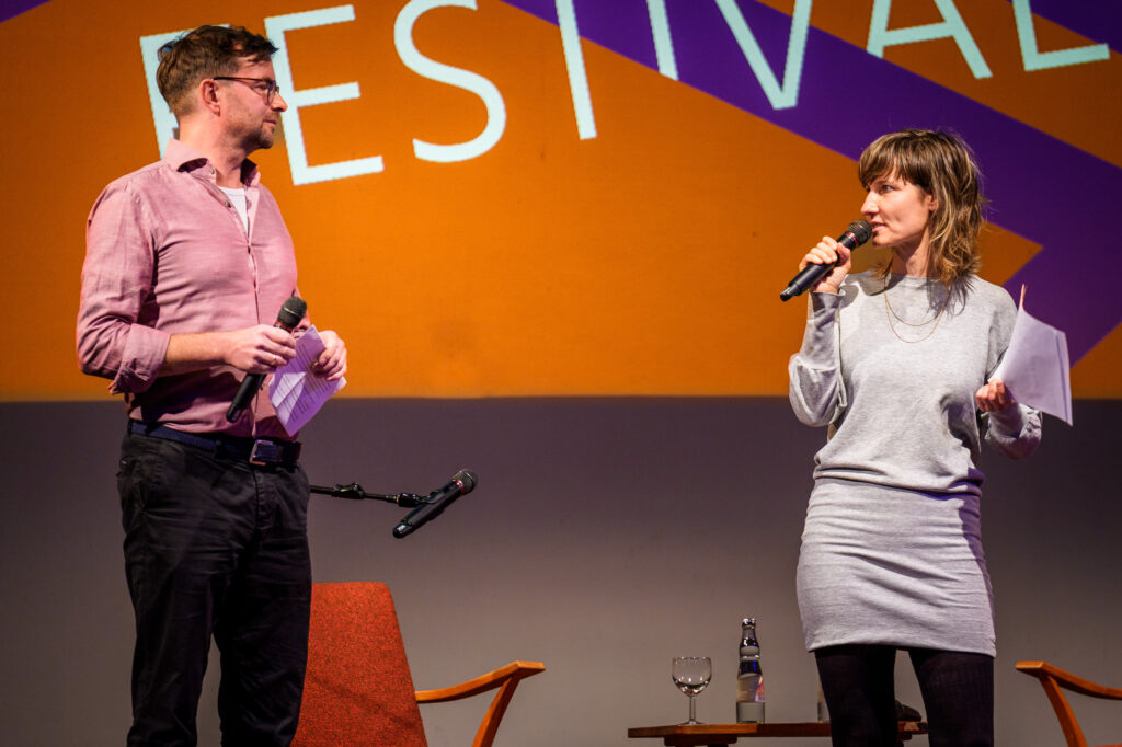 Auftakt des Festival „Literatur JETZT!“ 2025 mit „Jenny Erpenbeck und John Erpenbeck. Eine Familie, die DDR und die Literatur“, fotografiert am 24. September 2025 im Zentralwerk in Dresden.