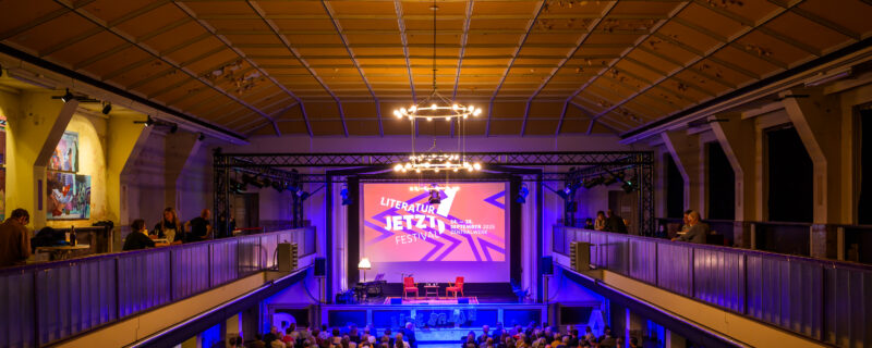 Auftakt des Festival „Literatur JETZT!“ 2025 mit „Jenny Erpenbeck und John Erpenbeck. Eine Familie, die DDR und die Literatur“, fotografiert am 24. September 2025 im Zentralwerk in Dresden. Foto: André Wirsig