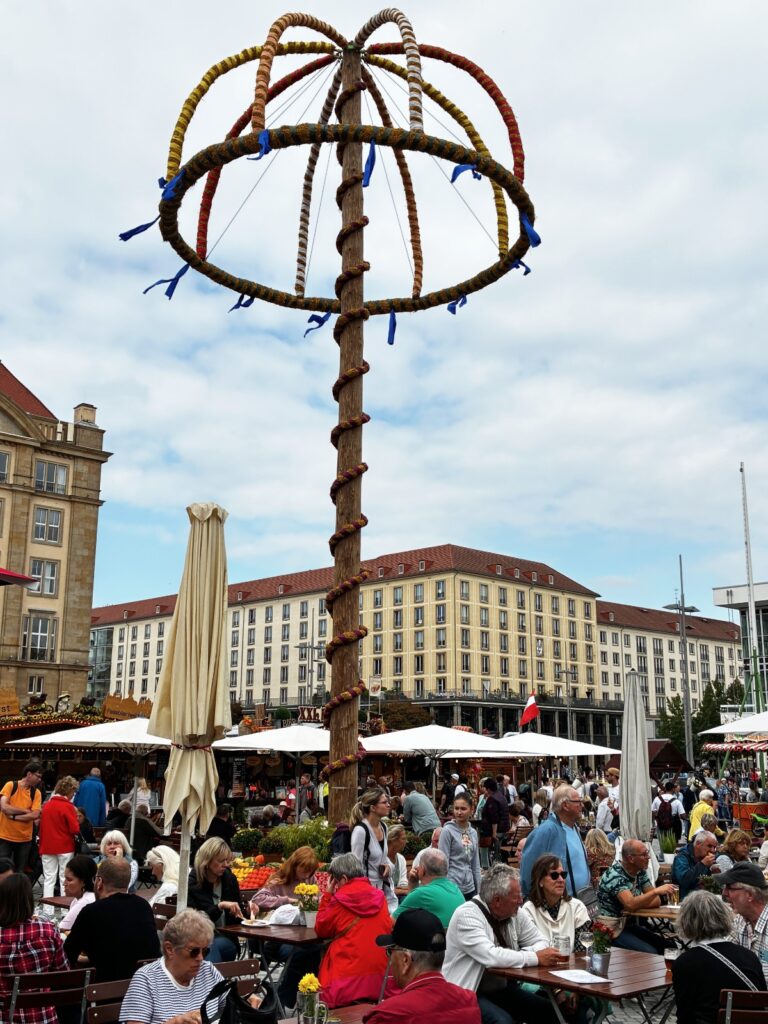 Geschmückter Herbstbaum auf dem Dresdner Herbstmarkt